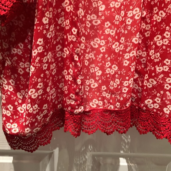 Maurices red with white flowers kimono, size XL, hits right below hips. Perfect! - Picture 5 of 5